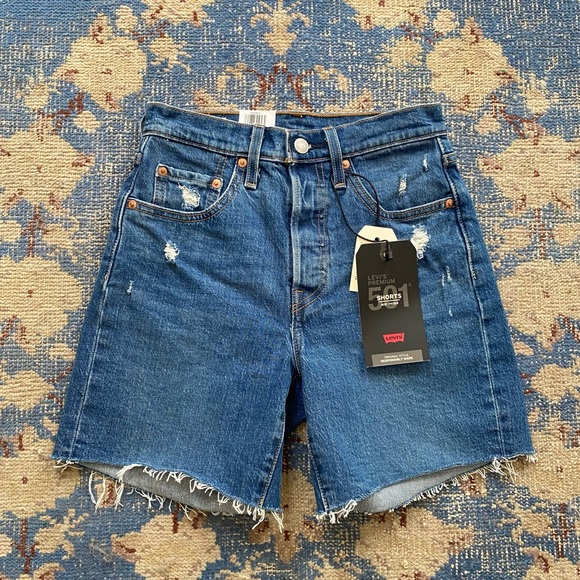 NWT Levi's 501 Mid Thigh Jean Shorts in Charleston Picks 24 - Picture 2 of 3